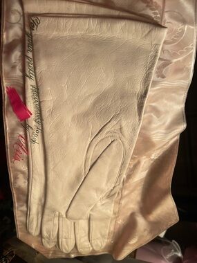 Vintage Aris Cream/white ladies Leather Gloves. New in packaging. Size 7.